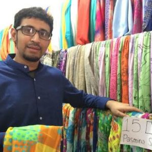 Berjualan kerudung