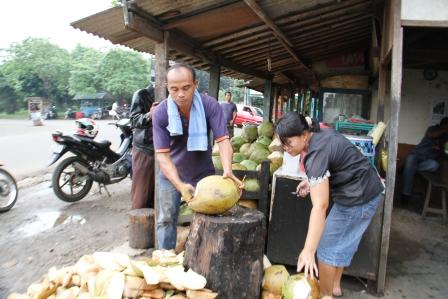 Meraup keuntungan dengan menjual es kelapa muda