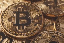Untung Mana Bitcoin Emas atau Saham?